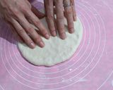 Hình bước làm 3 của món Pizza cá hồi xúc xích thịt xông khói