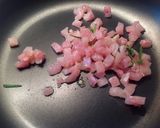 Foto del passaggio 4 della ricetta Linguine mantecate con cipollotto e acciuga, con filetto di pesce persico su crema di cavolfiore