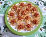 Foto langkah ke 5 dari resep Bunga Pangsit Goreng Sosis.