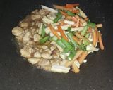 Foto langkah ke 5 dari resep Ayam Sayur Saus Lada Hitam.