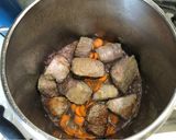 A picture of step 2 of Greek beef stew in tomato sauce - kokkinisto.