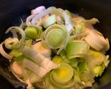 Póréhagymás burgonyakrémleves recept fázis 2 fotója