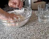 Foto del paso 6 de la receta: Coca salada con escalivada, huevo duro, atún... (con lo que prefieras)