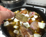 Foto del paso 5 de la receta: Paletilla de cordero al horno con cabeza de ajos y patata al horno