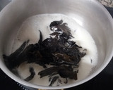 Foto del paso 8 de la receta: Bacallà cuinat a baixa temperatura sobre un llit de sofregit amb pols de vegetals,faves caramel·litzades  salsa de bolets