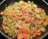 Foto del paso 10 de la receta: Merluza al horno con pimientos y quinoa salteada con verduras y frutos secos