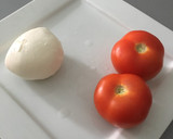 Foto del paso 1 de la receta: Ensalada de tomate y queso mozzarella