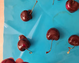 Foto del paso 4 de la receta: Cerezas bañadas en chocolate versión saludable 🍒
