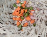 செஷ்வான் வெஜ் ஃப்ரைட் ரைஸ் (Schezwan veg fried rice recipe in tamil) ரெசிபி ஸ்டேப் 2 புகைப்படம்
