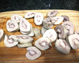 Foto del paso 4 de la receta: Riñones de cerdo en salsa de cebolla morada y almendras