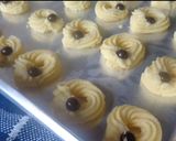 Foto langkah ke 3 dari resep Resep Kue Semprit Susu 3 Bahan Renyah Mudah dan Enak | Kue Lebaran.