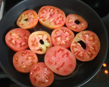 Foto del paso 2 de la receta: Tomates con medallones de queso de cabra y albahaca