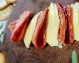 Foto del paso 3 de la receta: 🍻Picada festiva🍻 "Candy cane" de cantimpalo y queso 🍻
