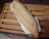 Foto del paso 3 de la receta: Bocadillo de tomate, jamón serrano y queso de cabra