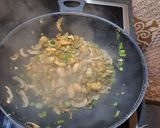 Une image de l'étape 3 de Riz sauté crevette et champignon.