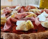 Foto del passaggio 3 della ricetta Pizza base rossa con carciofini, stracciatella e speck - SG