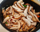 Foto del paso 4 de la receta: Solomillo de cerdo con shiitake y salsa de tomate y pimientos