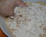 Foto del paso 2 de la receta: Bollitos de harina integral con queso y cantimpalo