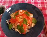 Foto del passaggio 10 della ricetta Chirashi sushi con frittata e gamberi (con le cose che ho trovato in frigo)