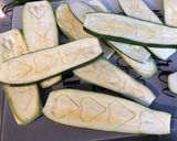 Une image de l'étape 3 de Courgettes vertes et blanches marinées tomates moutarde romarin grillées (recette plancha).
