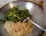 รูปขั้นตอนการทำที่ 4 ของ เส้นหมี่ผัดกระเฉด(เจ)