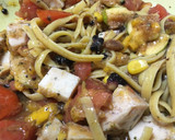 Foto del paso 3 de la receta: Tallarines con pollo, higos, tomate, mango, atún y maíz