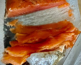 Foto del paso 4 de la receta: Gofre de patata y queso con salmón marinado casero y huevo poché