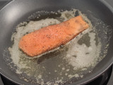 Salmón a la plancha con patatas y espárragos