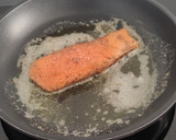 Foto del paso 2 de la receta: Salmón a la plancha con patatas y espárragos