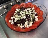 Une image de l'étape 6 de Salade de betteraves rouges marinées aux tomates et feta.