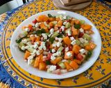 Une image de l'étape 18 de Salade composée de melon, tomates, concombre, oignon doux, feta et menthe.