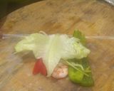 Foto langkah ke 5 dari resep Vietnam spring roll isian udang rebus.