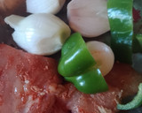 Foto del paso 3 de la receta: Brochetas/pinchos de pollo 🐓 a la parrilla/barbacoa🫑🧅