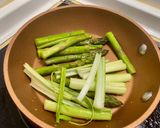 Foto del paso 2 de la receta: Arroz campero de pollo,boletus, trigueros y ajetes con trufa