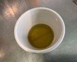 Une image de l'étape 3 de Carottes fanes confites au miel sauce ricotta, skyr et coriandre.
