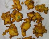 राजस्थानी मूंग दाल पकौड़े (Rajasthani moong daal pakode recipe in hindi) रेसिपी चरण 4 फोटो