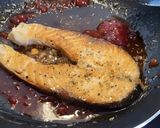Foto del paso 3 de la receta: Salmón con salsa de mermelada de tomate, naranjada y romero 😋