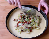 Foto del passaggio 4 della ricetta Quiche svuota frigo con insalata iceberg