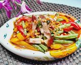 Hình bước làm 4 của món Ớt chuông xào đậu que và heo quay