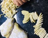 Hình bước làm 6 của món Nấu ăn cùng con: Mì trứng húng quế tươi và bolognese tôm