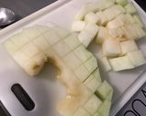 Une image de l'étape 2 de Salade de pastèque et melon vert au jus de cerises.