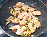 รูปขั้นตอนการทำที่ 2 ของ ไก่ผัดตะไคร้ และแขนงผัดไข่เค็ม