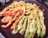 Foto del paso 3 de la receta: Témpura de verduras y chopitos con tinta de calamar 🦑