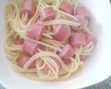 Foto del paso 3 de la receta: Espaguetis con salchichas sin gluten