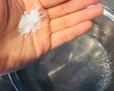 Hình bước làm 2 của món Bông cải xanh luộc hết không bỏ thân và lá