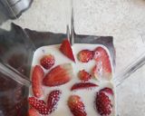 A picture of step 1 of Strawberry and cream milk shake.