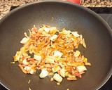 Foto del paso 2 de la receta: Arroz frito con pollo y bacon