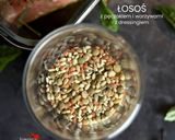 ŁOSOŚ Z KASZĄ PĘCZAK* z pomidorkami i szczawikiem, polane dressingiem krok przepisu 2 zdjęcie