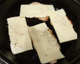 Foto del paso 2 de la receta: Pepito de lomo de cerdo con pimientos asados y queso