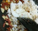 Foto langkah ke 4 dari resep Nasi goreng burger mentega ala bujang.